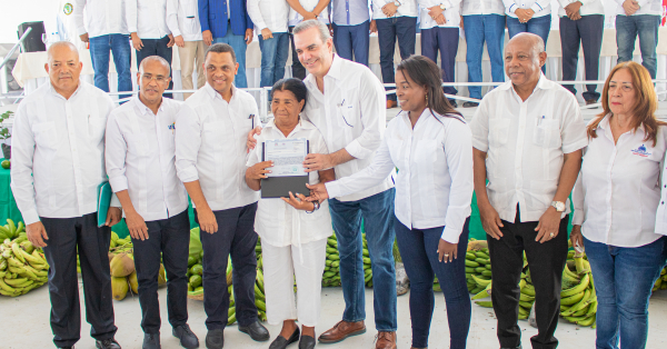Presidente Abinader entrega cerca de 400 títulos de propiedad en Elías Piña