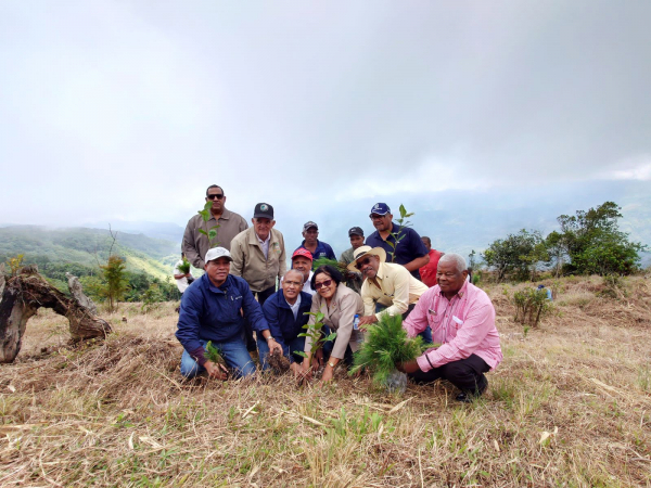 UTEPDA siembra más de 2,100 árboles en conmemoración del Día Mundial del Agua en Barahona
